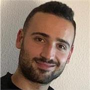 Profesor de educación física que puede dar clases sobre variedad de deportes y juegos a los alumnos